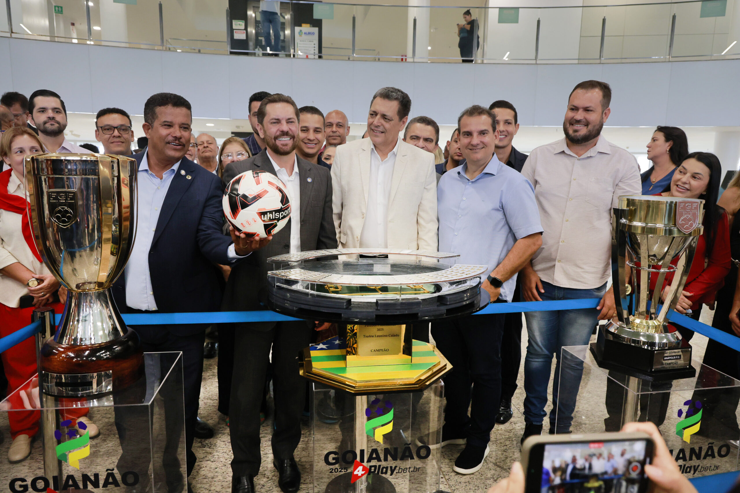 Alego recebe as taças que serão entregues aos finalistas, Vila Nova e Anápolis