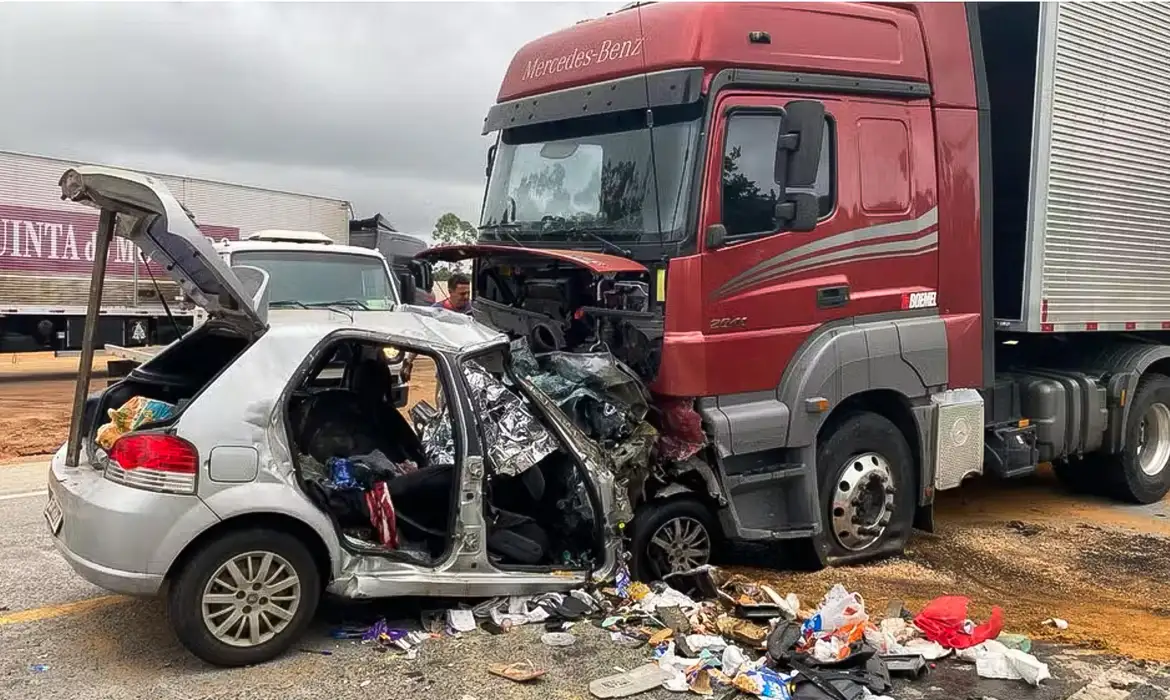 Seis pessoas da mesma família morrem em acidente na BR-251 em MG