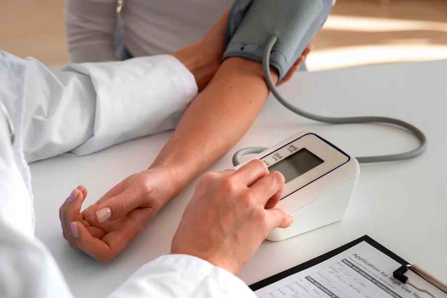 Além do sal: entenda o que aumenta o risco de hipertensão