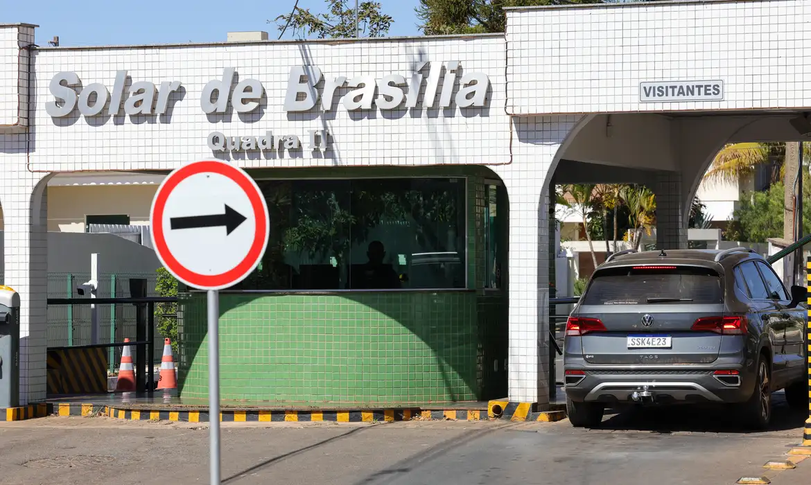 Bolsonaro recorre para anular proibição de visita na prisão domiciliar Medida foi tomada por Moraes após carta divulgada por Flávio Bolsonaro
