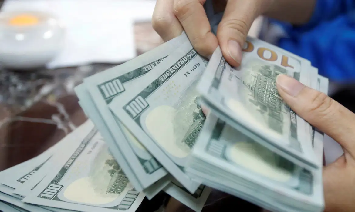 Dólar fecha no maior valor em duas semanas com queda no petróleo Bolsa avança 0,74% em dia de trégua no Oriente Médio