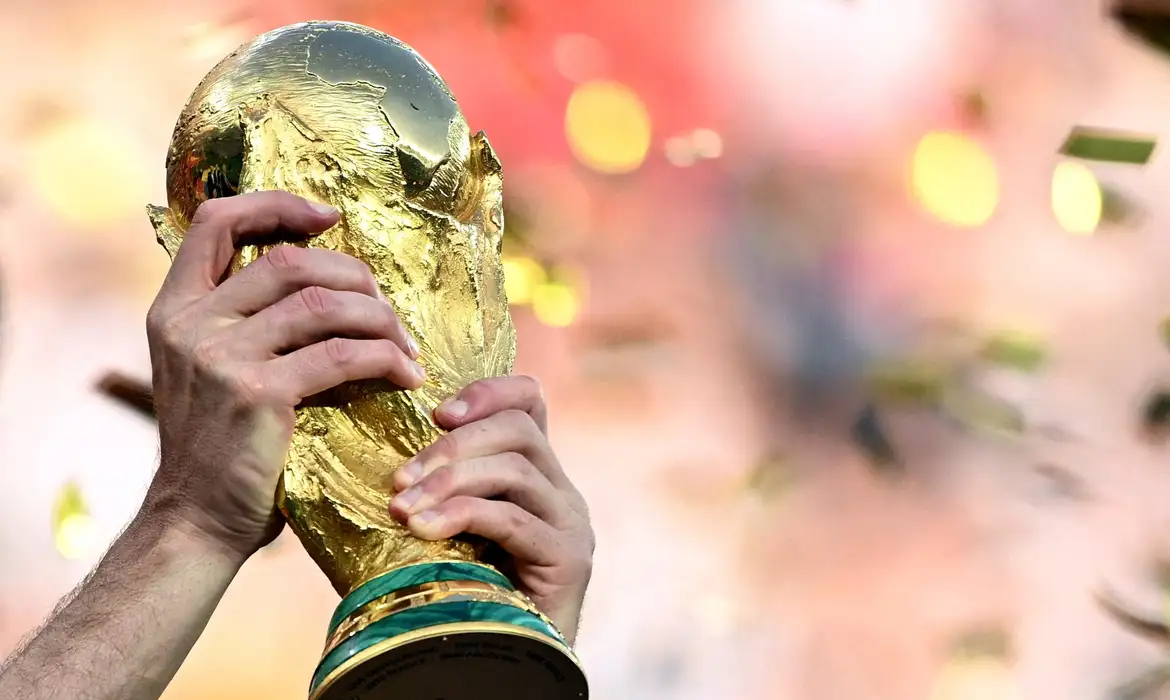 Copa do Mundo 2030 celebrará centenário do torneio com 6 países-sede Fifa estuda ampliar número de seleções participantes para 64