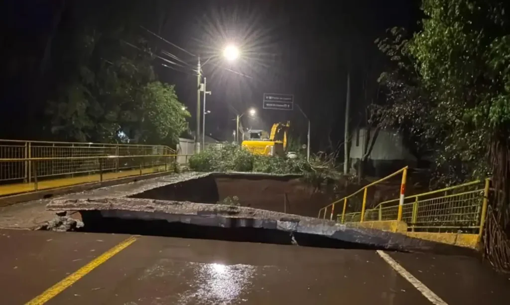 Chuvas deixam desabrigados e desalojados no Rio Grande do Sul Defesa Civil recebeu alertas de granizo, vendavais e inundações