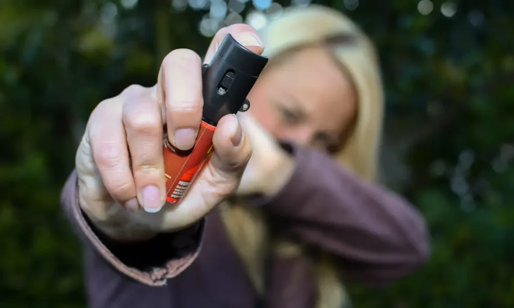 Mulheres podem comprar e usar spray de pimenta para defesa pessoal Autorização está publicada no Diário Oficial da União