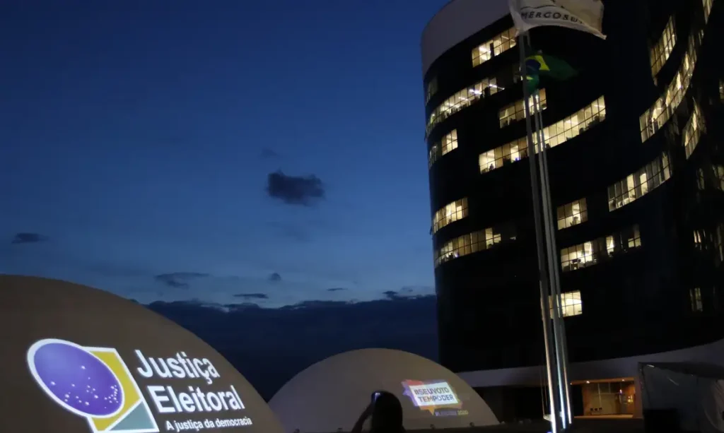 Eleições: TSE assina acordo com big techs para combater desinformação Entre as medidas está a proibição de plataformas indicarem candidatos