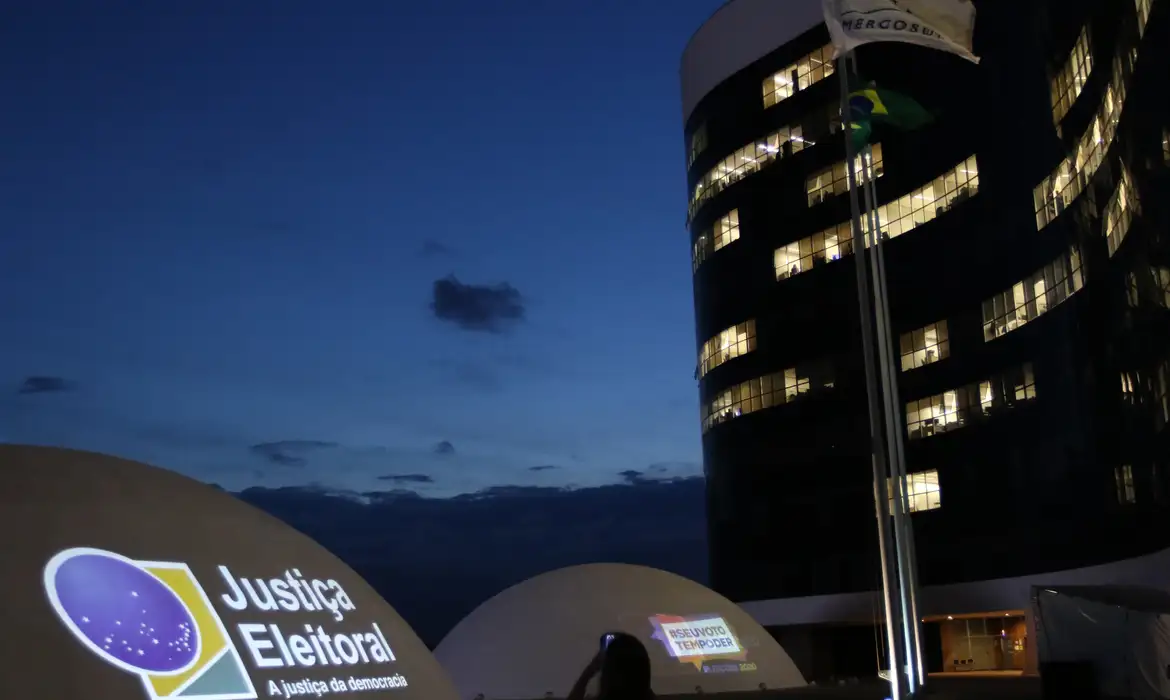 Eleições: TSE assina acordo com big techs para combater desinformação Entre as medidas está a proibição de plataformas indicarem candidatos