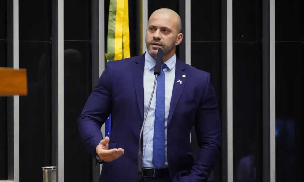 Moraes dá 48h para Daniel Silveira explicar publicação de vídeo no X Não utilizar redes sociais era condição para manter regime aberto