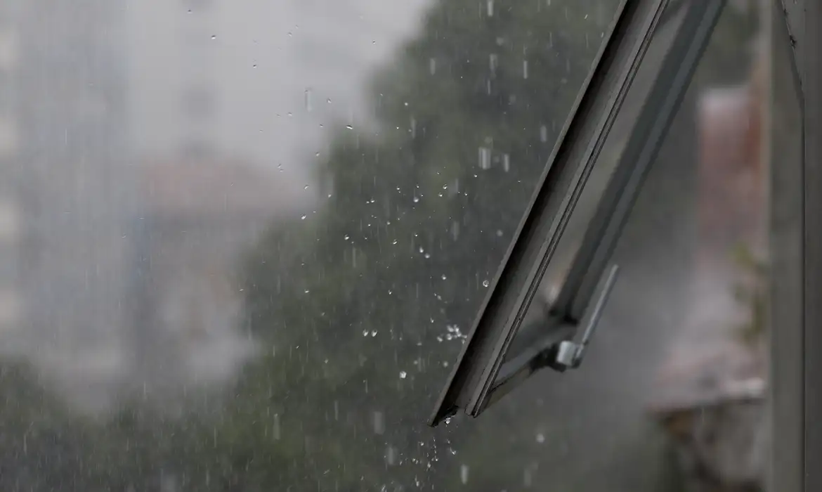 Meteorologia prevê chuva de granizo neste fim de semana na Região Sul Em outras regiões, previsão é de tempo estável, com baixa umidade