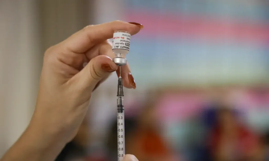 Pesquisa mostra que vacinação diminuiu prevalência de HPV entre jovens Benefícios se estenderam até a pessoas que não se imunizaram