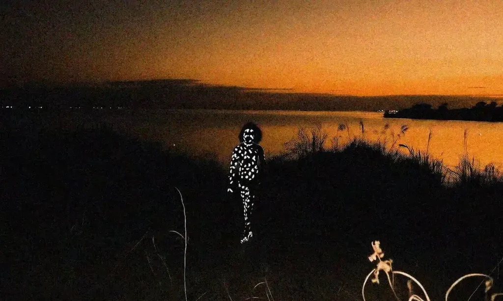 Exposição reelabora terror com obras de artistas LGBT+ em Fortaleza População reinventa o medo como força de criação