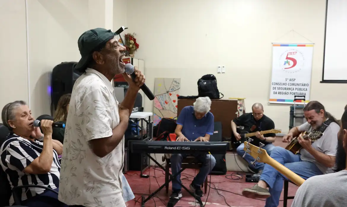 Com 25 anos, grupo musical de pacientes psiquiátricos lança novo álbum Harmonia Enlouquece é considerado referência em saúde mental no SUS