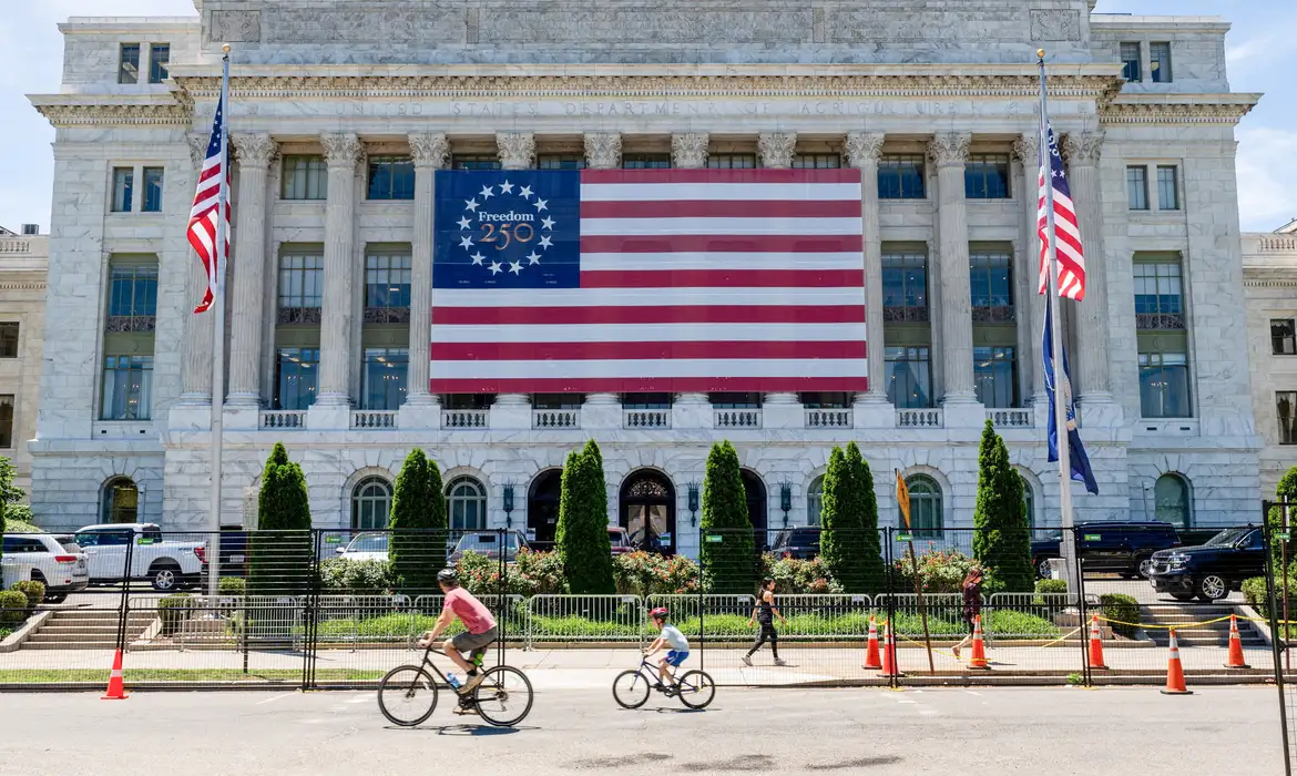 Dívida dos EUA ultrapassa US$ 40 trilhões após governos Trump e Biden Valor mais que dobrou em menos de uma década, diz Tesouro
