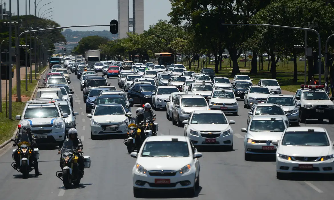 Crédito para carros de aplicativo tem teto elevado para R$ 200 mil Nova regra também inclui diferentes modelos de veículos híbridos