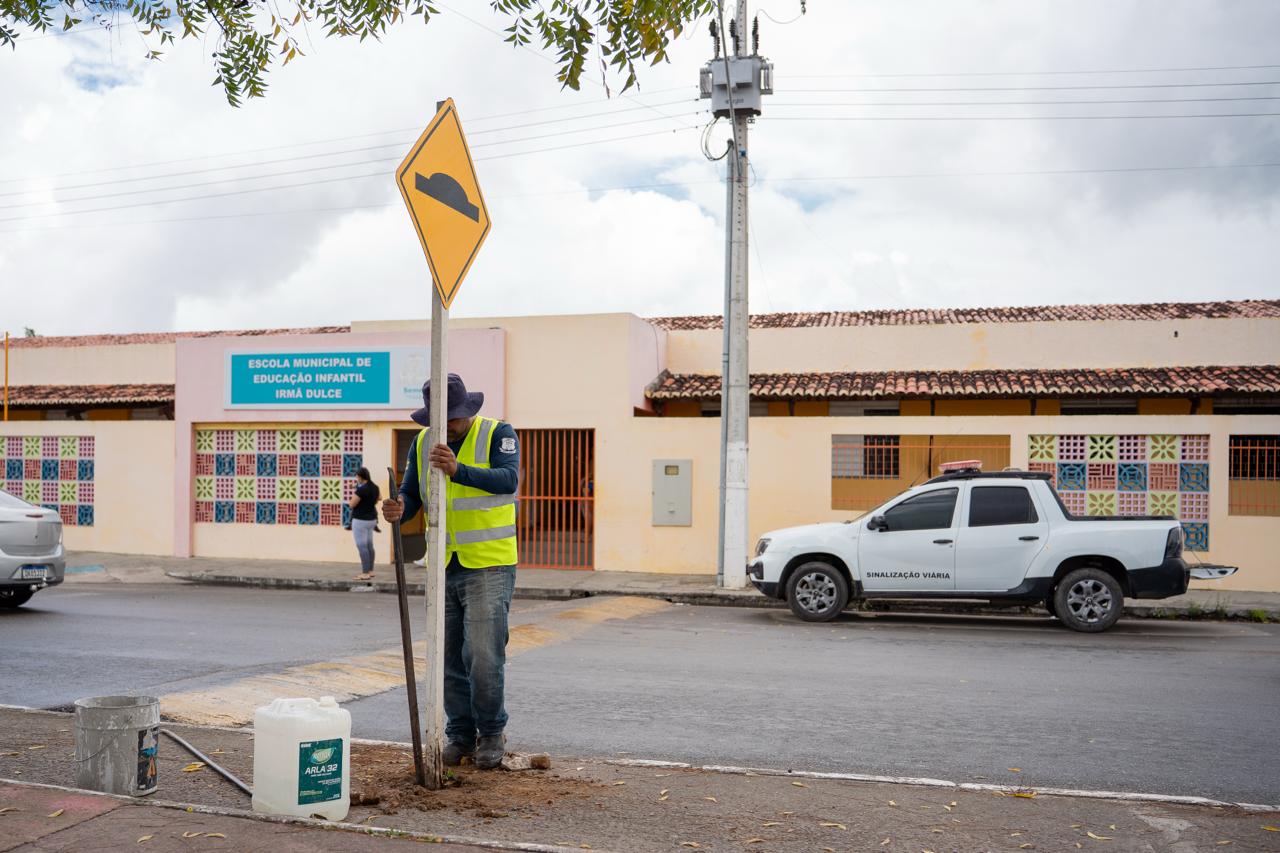 Prefeitura de Socorro substitui placas de sinalização viária danificadas para garantir a segurança no trânsito