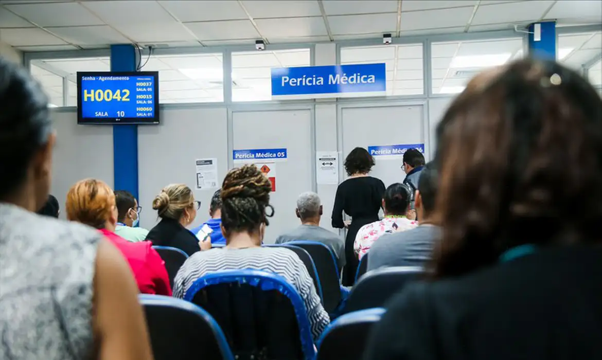 Fila de espera do INSS cai para 1,2 milhão de requerimentos Tempo médio de decisão caiu para 35 dias em 2026