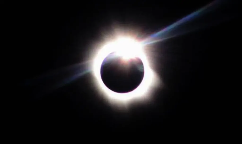 Brasileiros poderão ver eclipse solar por transmissão na internet Fenômeno só será visível no Hemisfério Norte