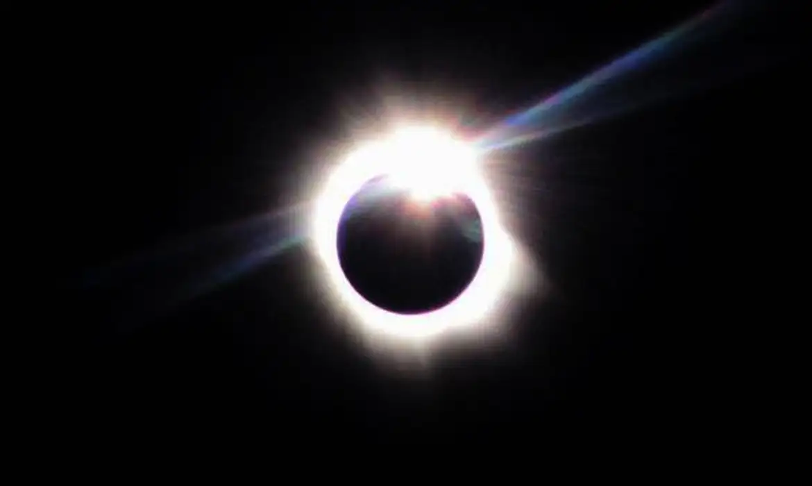 Brasileiros poderão ver eclipse solar por transmissão na internet Fenômeno só será visível no Hemisfério Norte