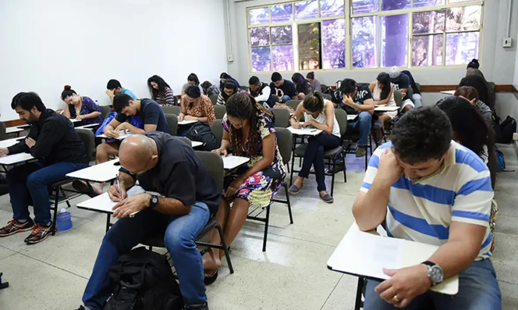 Provas do Encceja são realizadas neste domingo em todo o país Exame serve para obter certificação dos ensinos fundamental ou médio