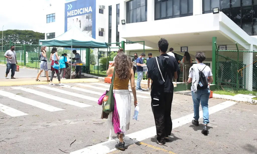 Renegociação de dívidas do Fies pode ser feita até 16 de setembro Adesão deve ser feita junto ao banco responsável pelo contrato