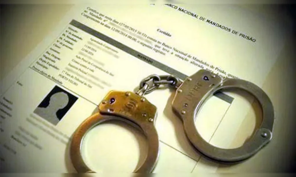 Homem com mandado por dívida de pensão é preso pela PM em Arapongas Suspeito tentou fugir para dentro de casa ao ver a viatura, mas acabou detido e levado para a Casa de Custódia