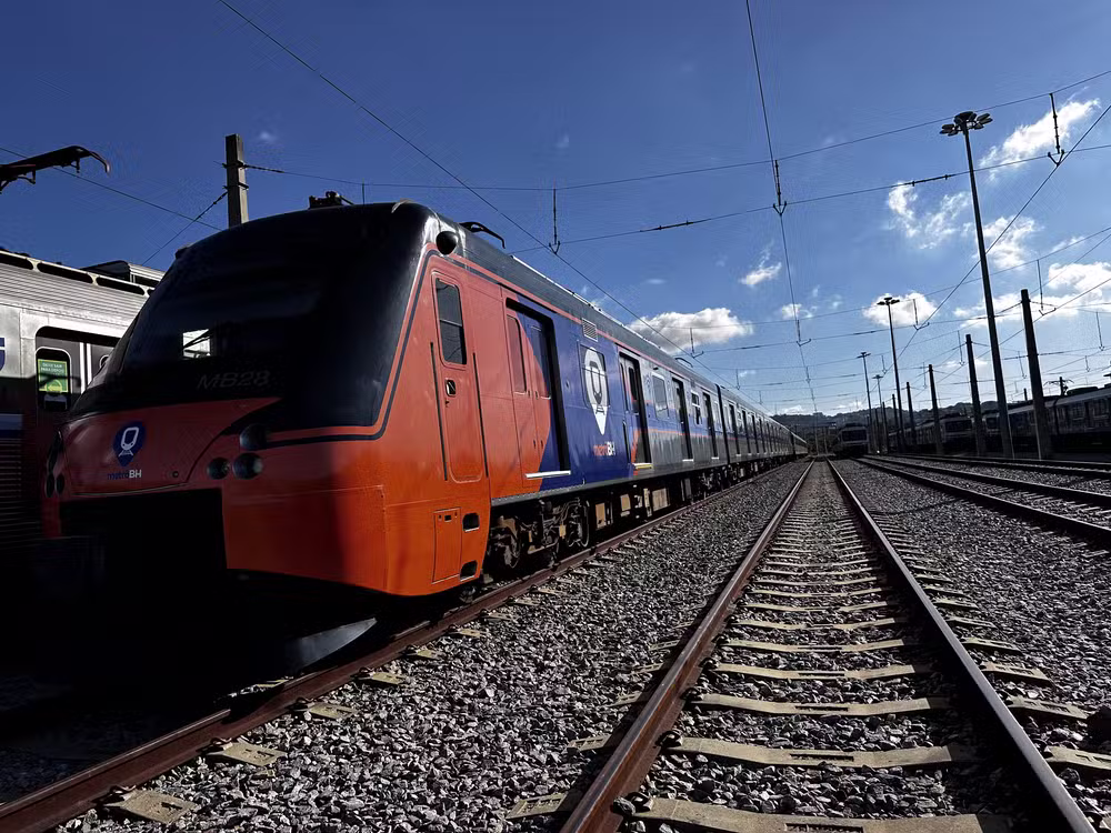Intervalo entre trens do metrô de BH fica maior a partir desta segunda; veja mudanças Alteração ocorre entre 10 e 14 de agosto, após as 20h. Trens vão circular por uma única via nas estações Waldomiro Lobo e Floramar entre 20h e 23h.