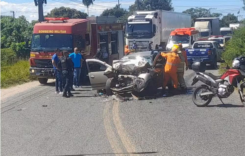 Acidente entre carro e micro-ônibus deixa um homem ferido em rodovia de Nossa Senhora do Socorro Segundo o Corpo de Bombeiros, ele ficou preso às ferragens e sofreu fraturas nas pernas.