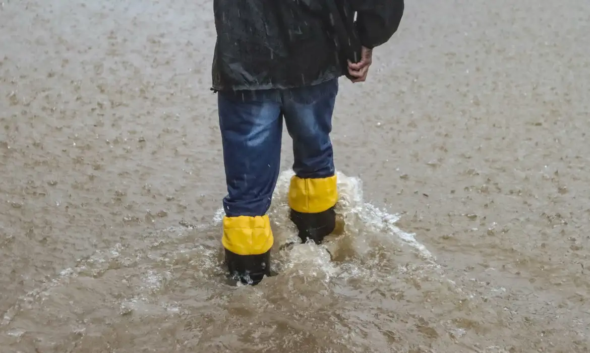 Novas tempestades devem atingir o Rio Grande do Sul até segunda-feira Há risco de inundações nos rios Jacuí, Taquari, Caí e Uruguai