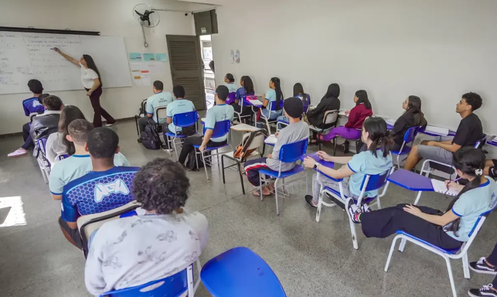 Pé-de-Meia começa a pagar quinta parcela de frequência nesta segunda Depósitos são feitos conforme o mês de nascimento do estudante