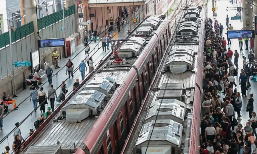 Trabalhadores das linhas 11, 12 e 13 da CPTM entram em greve Categoria protesta contra privatização das linhas concedidas em julho