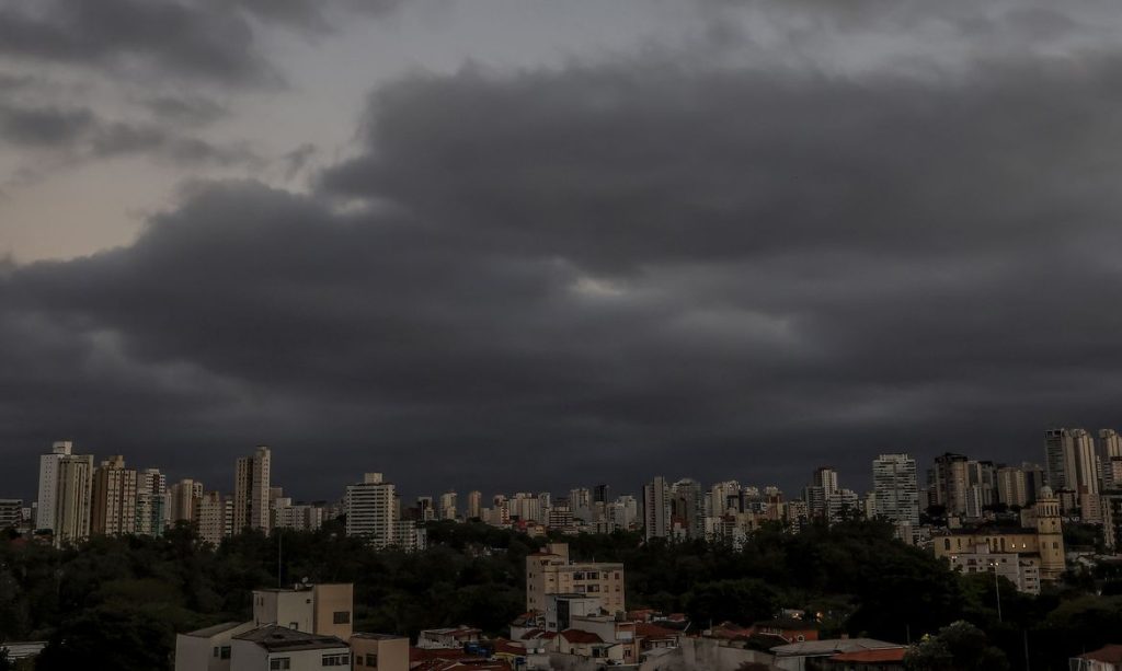 Passagem de frente fria pelo estado de SP pode causar temporais Instabilidade vai afetar principalmente faixas sul, leste e central