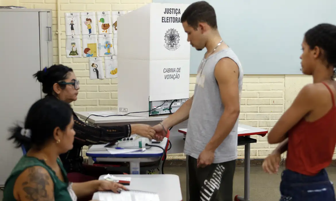 Com envelhecimento da população, eleitorado jovem recua 22% em 16 anos Cerca de 9,2 milhões de jovens entre 16 e 24 anos devem votar em 2026