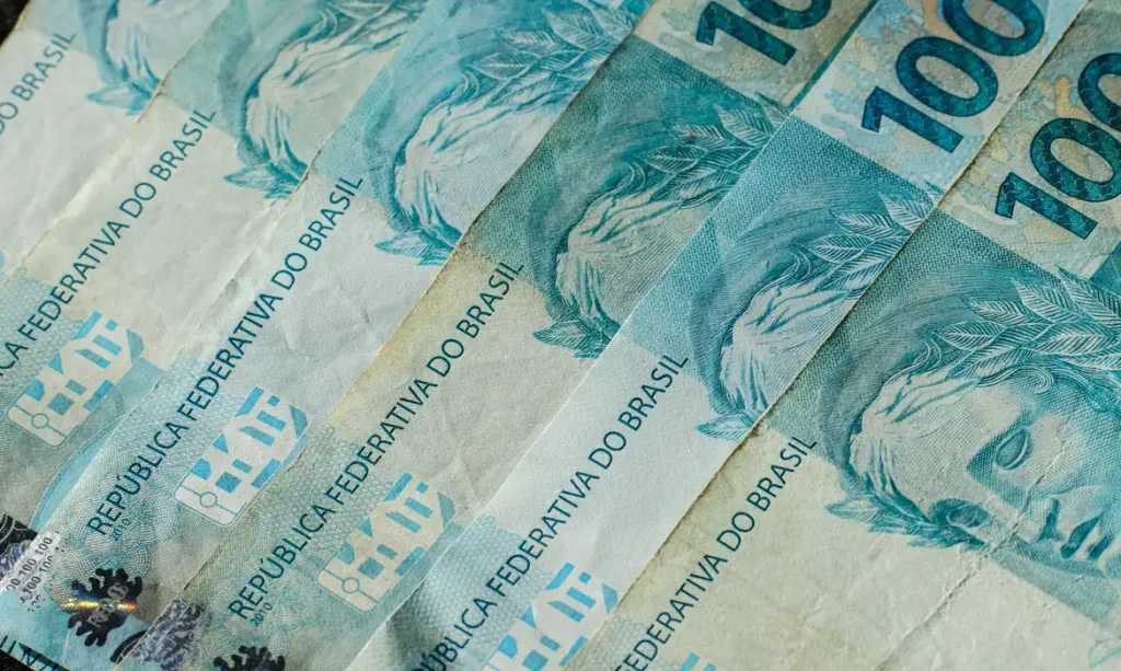 O Centro Psiquiátrico do Rio de Janeiro (CPRJ) lança neste sábado (15) o quinto álbum do grupo Harmonia Enlouquece, que recebeu o título O Quinto dos Infernos.   Formado por pacientes psiquiátricos e profissionais de saúde do CPRJ, o grupo é considerado referência em música como ferramenta de cuidado em saúde mental no âmbito do Sistema Único de Saúde (SUS).  O CPRJ, unidade da Secretaria de Estado de Saúde do Rio de Janeiro (SES-RJ), é referência nacional em psiquiatria humanizada, destacando os elementos da cultura, escuta e protagonismo dos pacientes como parte do tratamento.  O grupo Harmonia Enlouquece iniciou no dia 7 de abril de 2001, Dia Mundial da Saúde. O grupo já soma 65 músicas gravadas, a grande maioria composta pelo cantor e compositor Hamilton de Jesus Assunção, paciente do CPRJ desde 1998.  “Ele faz a letra, a música e interpreta. Sem ele, a gente não tem o que cantar. Noventa e cinco por cento das músicas são dele”, disse o diretor-geral do CPRJ, Francisco Sayão, que  toca violão básico na banda.   Recentemente, o grupo recebeu o Prêmio Asas (Aldir Blanc-RJ). Mais de 75 pessoas já passaram pelo grupo que, atualmente, conta com 13 componentes, sendo nove pessoas que fazem tratamento. Os demais são colaboradores.  Hamilton Hamilton de Jesus Assunção já se tratava no CPRJ quando o psicólogo Sidney Dantas o convidou para participar da oficina de música que ele organizava. “Ali nasceu o Harmonia. Das 65 músicas gravadas pelo grupo, 62 são minhas, fora outras que tenho em minha casa”, disse o compositor à Agência Brasil.  O álbum mais recente tem 13 músicas, das quais 11 são novas e de autoria de Assunção.   “Música é uma coisa maravilhosa. Ela levanta o nosso astral, mesmo quando ele está em baixa”, diz o músico.   Hamilton iniciou o tratamento psiquiátrico em 1984, no Posto de Assistência Médica-PAM Venezuela, unidade de serviço mental do Ministério da Saúde, de onde passou posteriormente para o CPRJ. Nesse centro, desde o primeiro dia de tratamento, as pessoas que tiverem condições frequentam oficinas de arte, sem nenhuma evasão.  Rio de Janeiro (RJ), 13/08/2026 – O compositor e vocalista Hamilton Assunção no ensaio da banda Harmonia Enlouquece no Centro Psiquiátrico do Rio de Janeiro – CPRJ, na Gamboa. Foto: Rovena Rosa/Agência Brasil O compositor e vocalista Hamilton Assunção no ensaio da banda Harmonia Enlouquece no Centro Psiquiátrico do Rio de Janeiro – CPRJ, na Gamboa. Foto: Rovena Rosa/Agência Brasil Projetos Desde 2016, o Ponto de Cultura do Centro Psiquiátrico reúne em um sábado por mês integrantes do Instituto de Psiquiatria da UFRJ (Ipub), do Instituto Municipal Philippe Pinel, de centros de Atenção Psicossocial (CAPs), pacientes internados e pacientes do hospital/dia.   A ideia do diretor-geral é abrir uma agenda de visitação a partir das 16h, quando não há mais consultas nem atrapalha o funcionamento da unidade e, ao mesmo tempo, permitir que o grupo do Harmonia Enlouquece receba visitas.  O CPRJ tem uma rádio que toca internamente as músicas nas salas e pátios. Assim que a aparelhagem estiver concluída, Sayão pretende criar podcasts e colocar a rádio para funcionar em tempo integral no formato online. A equipe já está quase totalmente formada, afirmou.  Lançamento O lançamento do álbum será realizado no Museu da História e da Cultura Afro-Brasileira (MuhCab). O público será recebido por uma exposição que traça uma linha do tempo do CPRJ de 2001 até 2026 e assistirá à exibição do documentário Harmonia Enlouquece – Um mergulho musical pela saúde mental.  Dirigido por Flávia Lima, o média-metragem retrata a trajetória da banda Harmonia Enlouquece, que celebra 25 anos de existência em 2026.