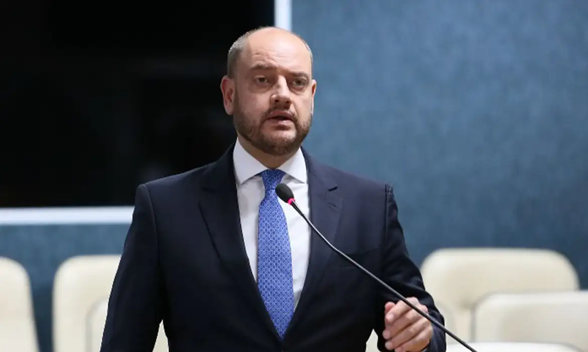 Rio exonera 6,1 mil comissionados e prevê economia de R$ 221 milhões Medida faz parte de reestruturação da administração estadual