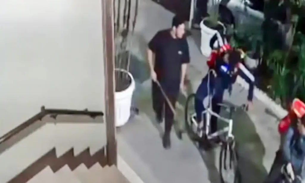 Justiça mantém prisão de seguranças investigados por morte de ciclista Cláudio Rafael foi espancado ao ser confundido com ladrão de bicicleta