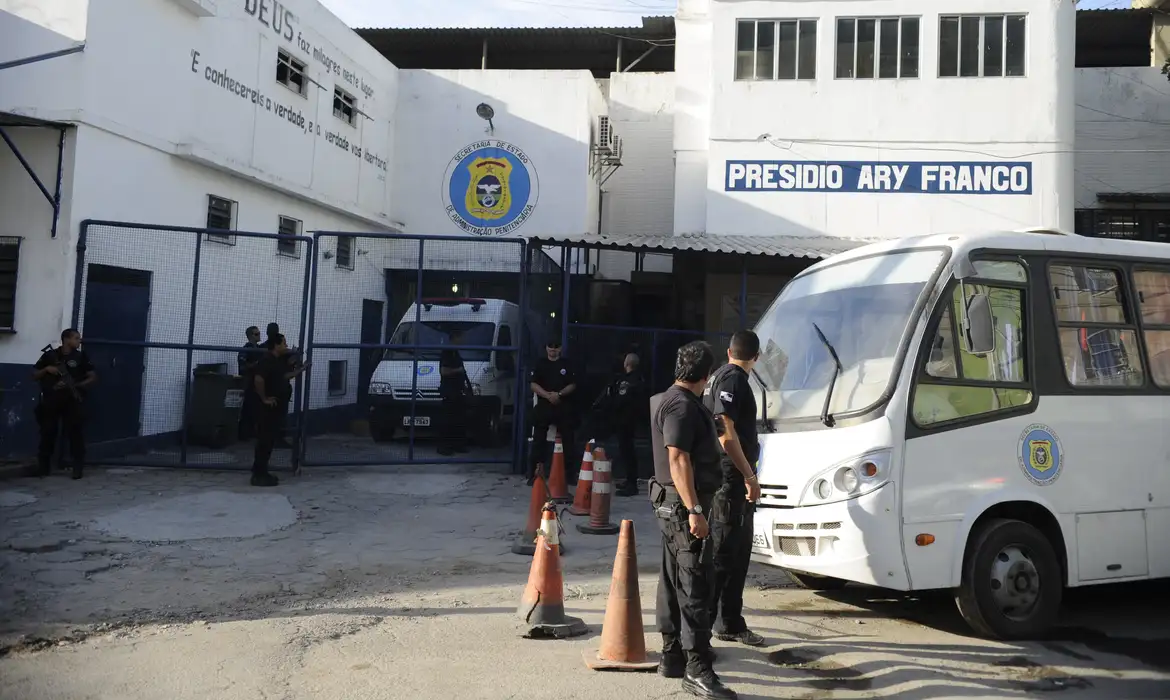 Sistema prisional transfere bilhões em custos para famílias de presos Pesquisa da Pastoral Carcerária denuncia que ônus recai sobre mulheres