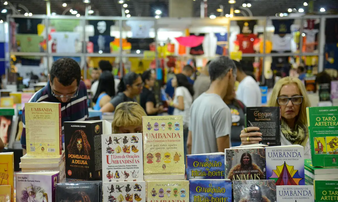 Bienal do Livro tem novo projeto para incentivar leitura no Brasil Estação Bienal vai aproximar leitores de seus autores preferidos
