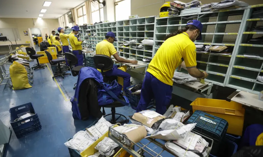 Greve nos Correios: TST determina manutenção de 80% do efetivo Movimento começou na última quinta-feira