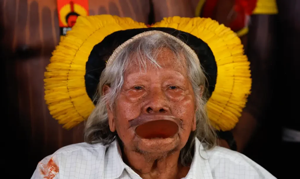 Cacique Raoni, de 94 anos, recebe cuidados paliativos em Mato Grosso Liderança indígena enfrenta câncer do aparelho digestório