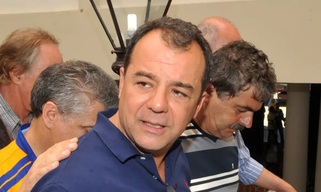 Cabral é condenado por esquema de regalias durante prisão no Rio Ex-governador terá de pagar multa e R$ 1 milhão por danos coletivos
