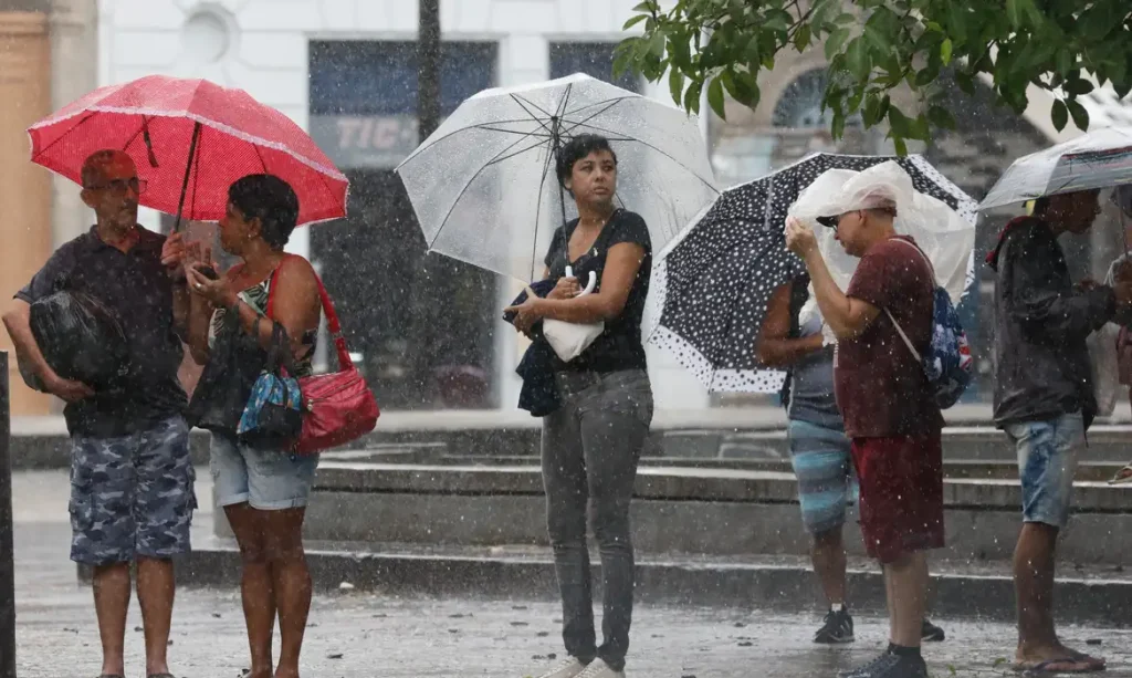 Inmet alerta para tempestades no Sudeste e Sul do país Temperatura mínima prevista para Porto Alegre é de 12ºC
