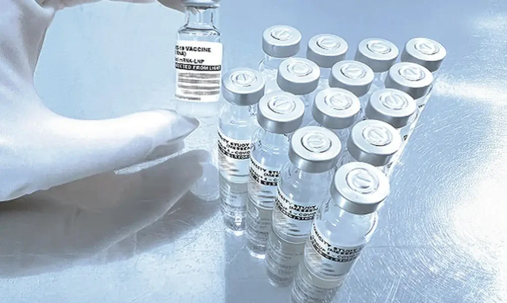 Fiocruz vai iniciar testes da primeira vacina RNAm contra a covid-19  Serão incluídos 90 participantes saudáveis entre 18 e 59 anos de idad