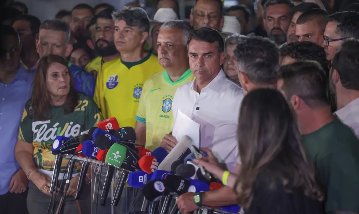 Moraes manda Flávio entregar passaporte e o proíbe de deixar o país Decisão está em segredo de Justiça e foi divulgada pelo senador
