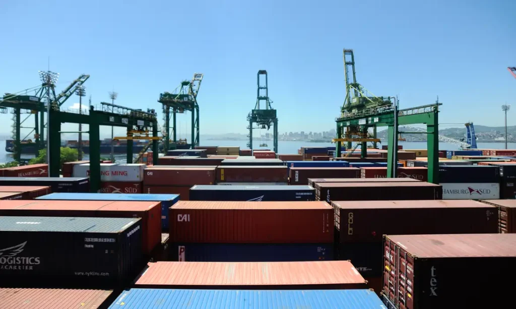 Balança comercial tem superávit de US$ 7,74 bilhões em setembro Exportações crescem 12,9% e saldo sobe 34,8% em um ano