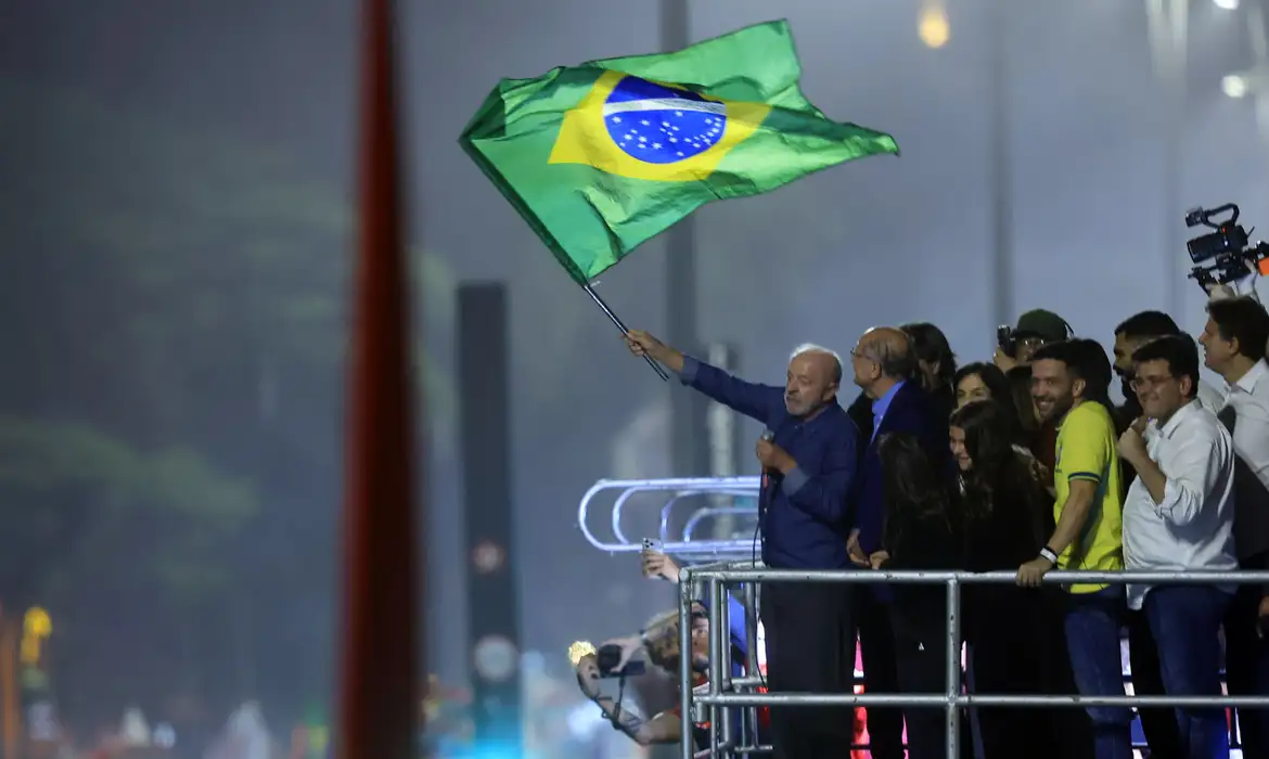 Líderes estrangeiros reconhecem vitória e parabenizam Lula Presidente foi reeleito neste domingo, em segundo turno