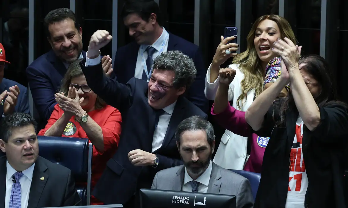 Política Senado aprova fim da escala 6×1 e redução da jornada de trabalho Decisão é vista como maior vitória de trabalhadores desde Constituinte